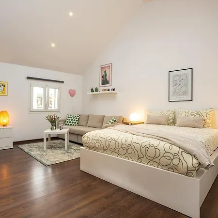 4 Us Apartment Split