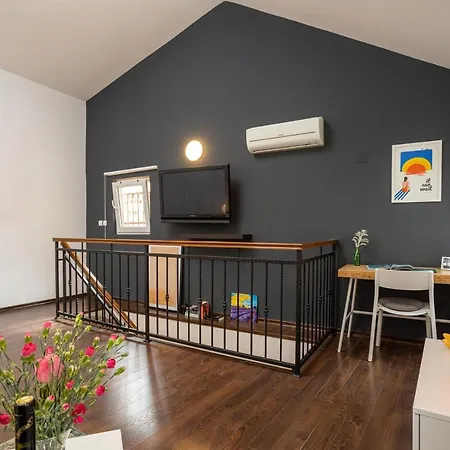 4 Us Apartment *