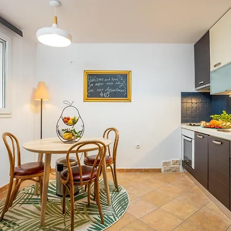 4 Us Apartment Split