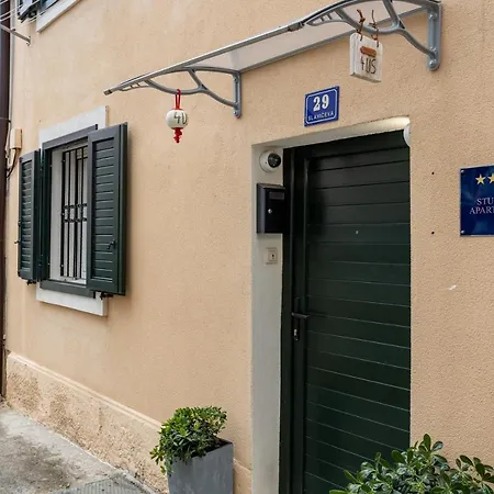 4 Us Apartment *